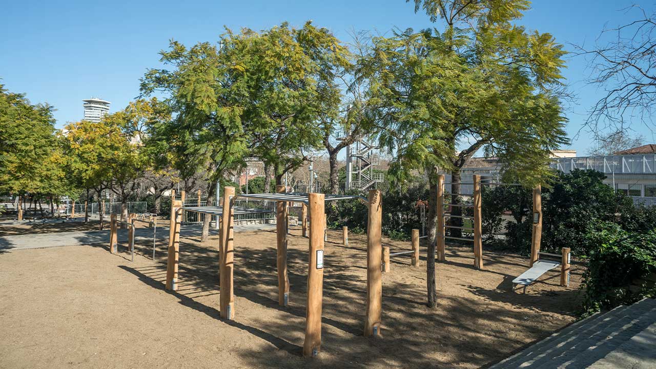 Elementos fitness ROBINIA en los Jardines de las Huertas de San Bertran, Barcelona